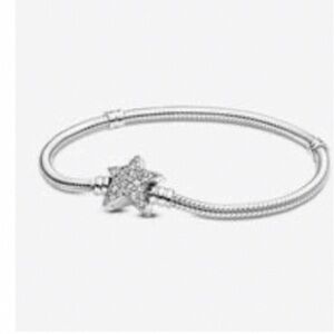 Pandora Moments Asymmetric Star
Clasp Snake Chain Bracelet